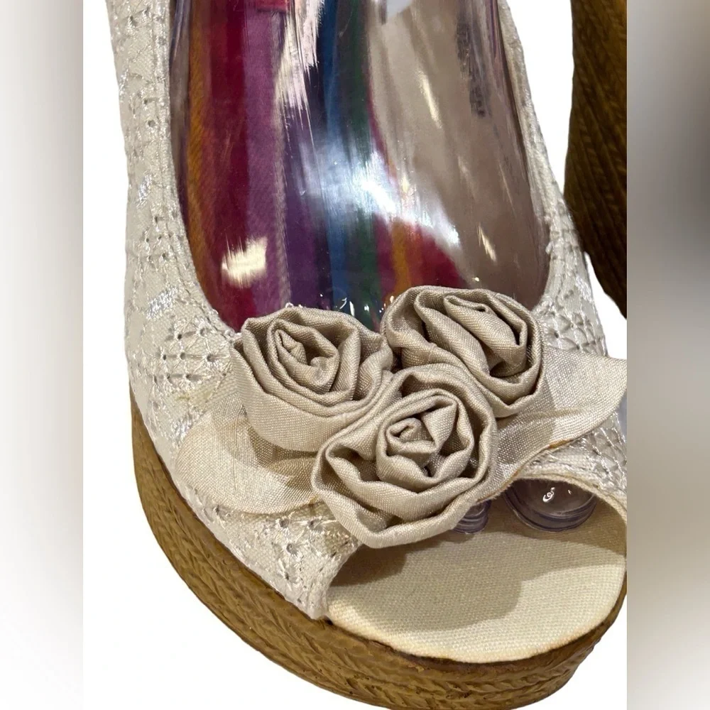 Rock & Candy by ZiGi Karisma Women’s Sandal Peep Toe/Eyelet Cream Size-9 EUC